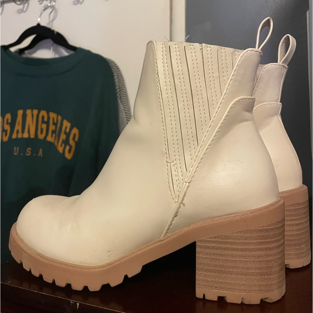 New in box with tags! super stylish. and comfy!